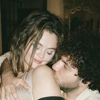 Dalam foto lainnya menunjukkan kemesraan level lain. Selena duduk di pangkuan Benny, sementara Benny mencium lengan Selena. Foto: Dok. Instagram