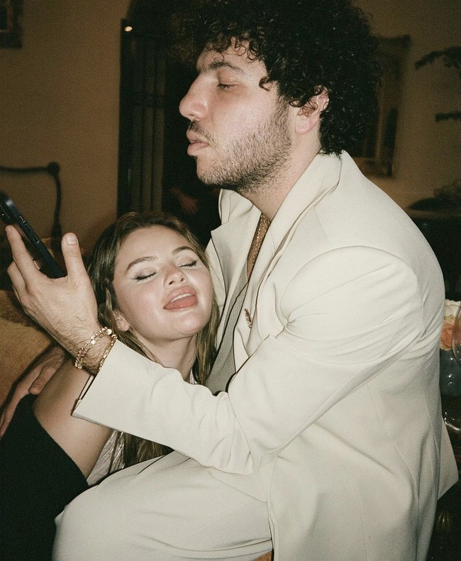 Dalam sejumlah foto yang dibagikan di Instagramnya, Selena Gomez menunjukkan kemesraannya dengan Benny Blanco. Benny adalah seorang produser musik dan DJ. Foto: Dok. Instagram