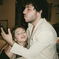 Dalam sejumlah foto yang dibagikan di Instagramnya, Selena Gomez menunjukkan kemesraannya dengan Benny Blanco. Benny adalah seorang produser musik dan DJ. Foto: Dok. Instagram