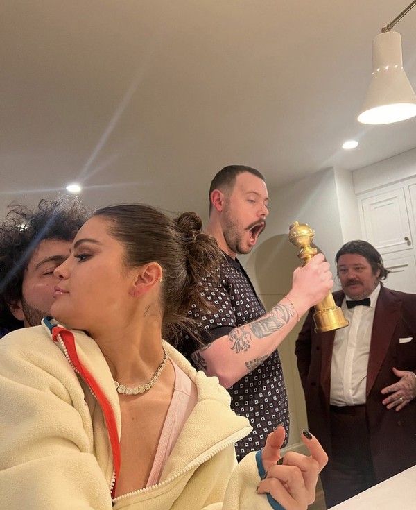 6 Foto Hot Selena Gomez dan Pacar Barunya, Pelukan hingga Cium Leher