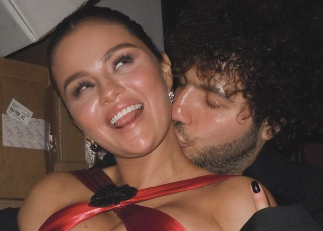 Selena pun membawa sang kekasih saat hadir di Golden Globes belum lama ini. Dalam salah satu momen, Benny mencium leher Selena. Foto: Dok. Instagram