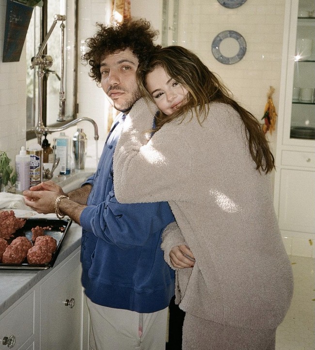 Inilah potret Selena memeluk Benny dari belakang. Tampak pria berambut keriting itu sedang memasak. Foto: Dok. Instagram