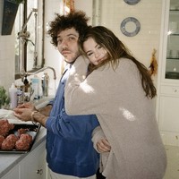 Inilah potret Selena memeluk Benny dari belakang. Tampak pria berambut keriting itu sedang memasak. Foto: Dok. Instagram