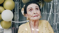 Sharena Delon memperlihatkan sang nenek baru saja berulang tahun ke-100. Foto: instagram Sharena Delon.