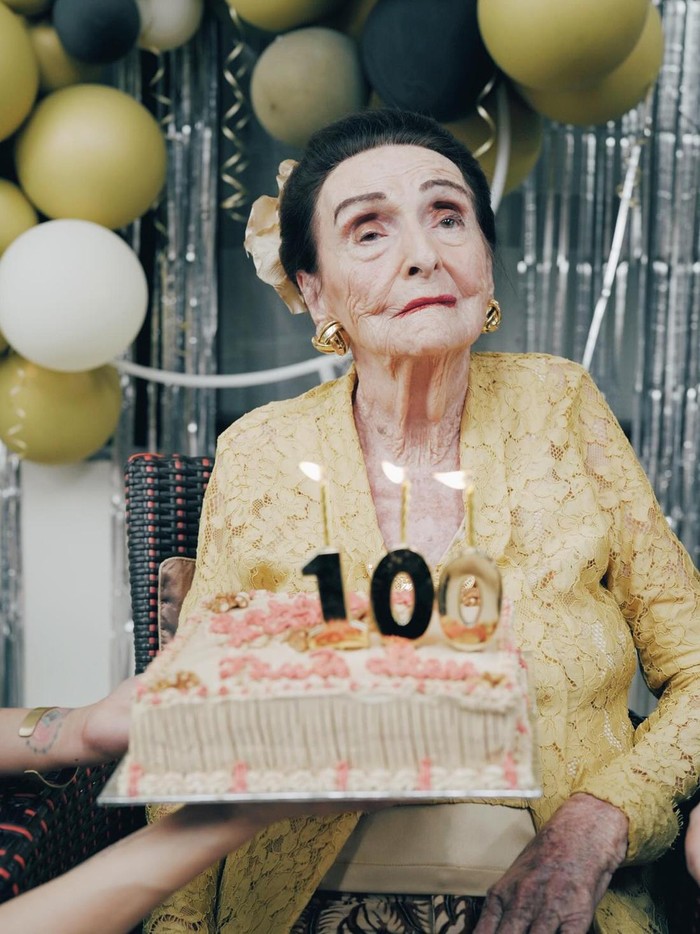 Sharena Delon Sharena Delon merayakan ulang tahun ke-100.