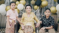 Baru ini aku ketemu orang in person yang umurnya udah 3 digit and i am so proud to call her My Grandmother. A beautiful, strong, kindhearted Grandma yang selama hidupnya selalu peduli sama orang lain, selalu ingin membantu siapapun yang membutuhkan, terang Sharena Delon lagi. Foto: instagram Sharena Delon.