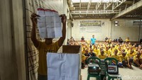 Simulasi ini dilakukan guna mengedukasi pasien untuk mengenal surat suara dan tata cara melakukan pencoblosan.