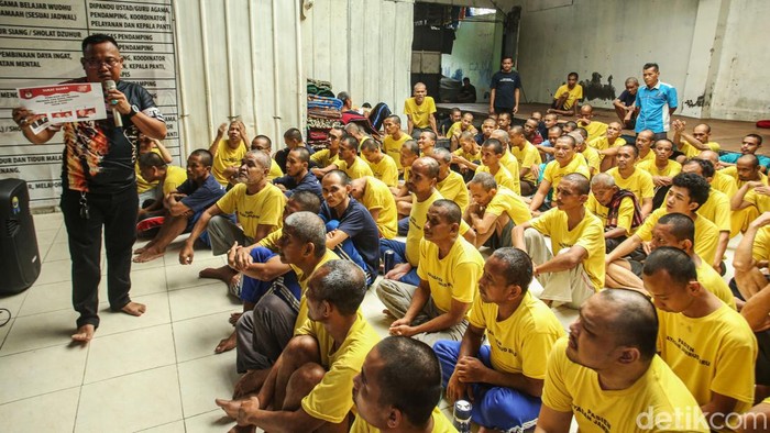 KPU menggelar simulai Pemilu 2024 untuk Orang Dengan Gangguan Jiwa (ODGJ) di Yayasan Jambrud Biru, Bekasi, Selasa (13/2/2024) Sebanyak 97 ODGJ mengikuti simulasi tersebut.