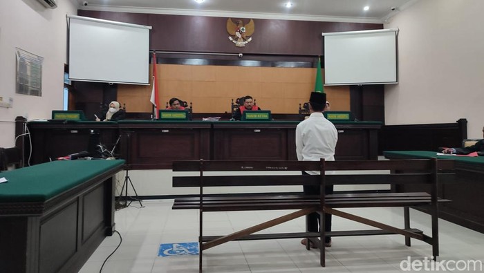 SL, ayah pemerkosa anak kandung hingga hamil saat mendengarkan vonis di PN Mojokerto