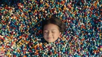 Bibek Kunwar mengambil foto ini di sebuah pabrik bola kempa saat mereka sedang merekam video dokumenter. Mereka mengatakan bahwa gadis kecil itu penasaran dengan kamera mereka, jadi mereka memotretnya saat istirahat. Anda bisa melihat dia dikelilingi oleh bola-bola warna-warni ini dan dia diminta untuk memejamkan matanya seolah-olah sedang tidur.