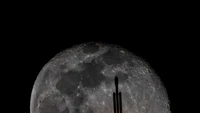 Foto yang diambil oleh Pascal Fouquet di Amerika Serikat ini sangat luar biasa dan memenangkan Penghargaan Nasional. Foto ini menunjukkan roket SpaceX Falcon Heavy yang membawa pesawat ruang angkasa X-37B ke orbit. Anda bisa melihat bagaimana Bulan terlihat seperti beriak, efek ini disebabkan oleh gelombang kejut dari roket.