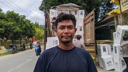 Sopir truk pengangkut logistik pemilu, Prayoga Wahyu, di Kecamatan Sekotong, Lombok Barat, NTB, Senin (12/2/2024).