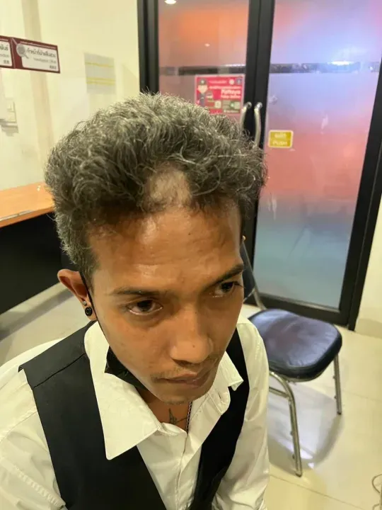Staf salon dicukur rambutnya oleh turis Rusia karena salah potong.