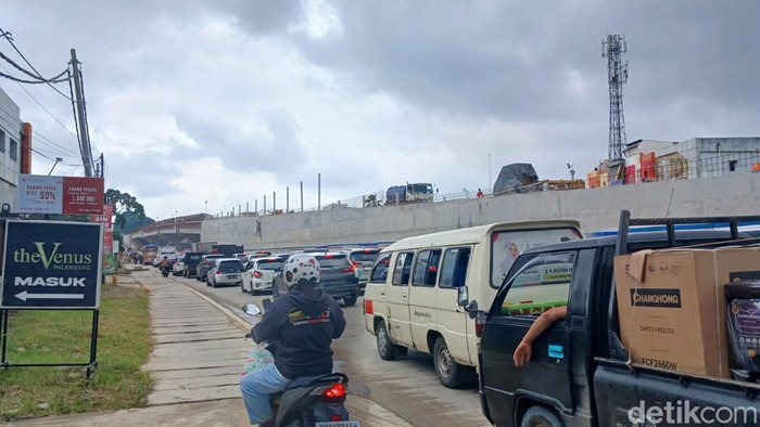 Suasana jalan di sekitaran flyover sekip yang sudah mulai padat setelah ditutup.