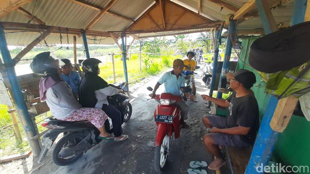 Suasana jembatan apung di Sungai Wulan yang menghubungkan Kudus-Demak atau sebaliknya, Selasa (13/2/2024).