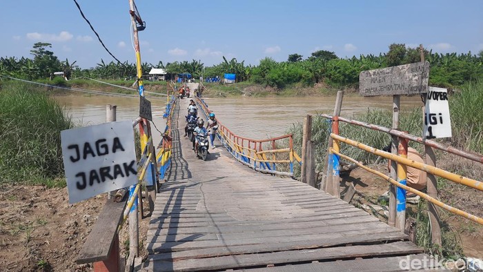 Suasana jembatan apung di Sungai Wulan yang menghubungkan Kudus-Demak atau sebaliknya, Selasa (13/2/2024).