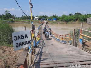 Pantura Demak Putus Imbas Banjir, Jembatan Apung Sungai Wulan Jadi Primadona