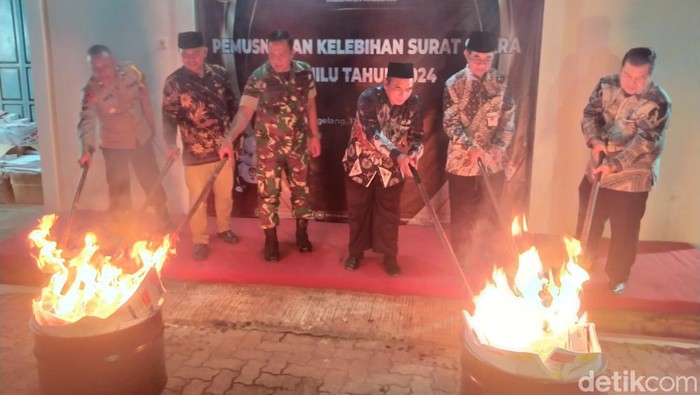 Suasana pemusnahan surat suara di KPU Kabupaten Magelang, Selasa (13/2/2024).