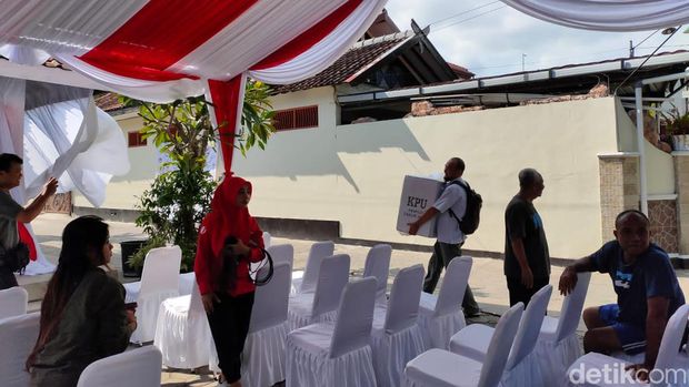 Suasana persiapan TPS 106 Sambilegi Lor RT 01 RW 53, Maguwoharjo, Depok, Sleman, tempat Mahfud Md akan mencoblos, Selasa (13/2/2024).