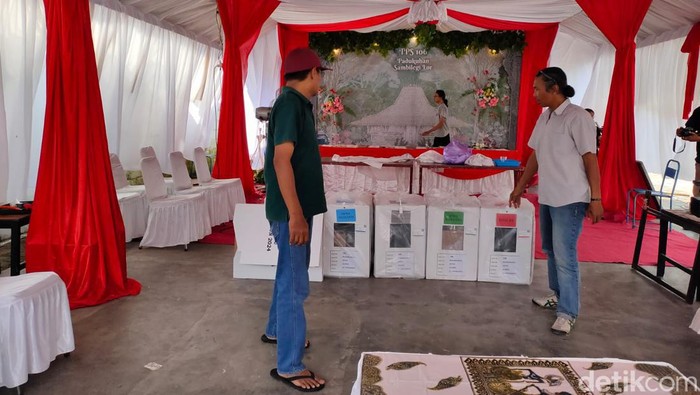 Suasana persiapan TPS 106 Sambilegi Lor RT 01 RW 53, Maguwoharjo, Depok, Sleman, tempat Mahfud Md akan mencoblos, Selasa (13/2/2024).