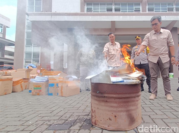 Surat suara rusak dimusnahkan dengan cara dibakar di halaman gudang logistik KPU Kabupaten Banyumas, Selasa (13/4/2024).