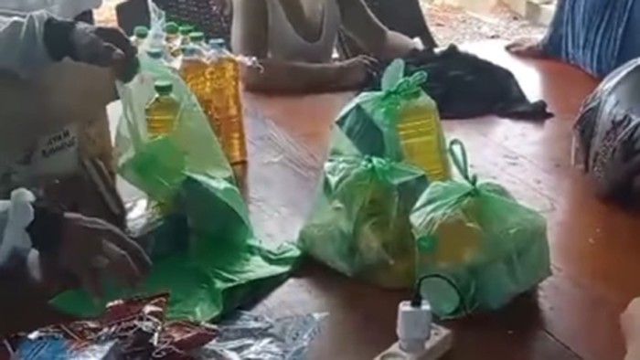 Tangkapan layar video viral warga diminta caleg di Maros kembalikan sembako yang sudah dibagikan.