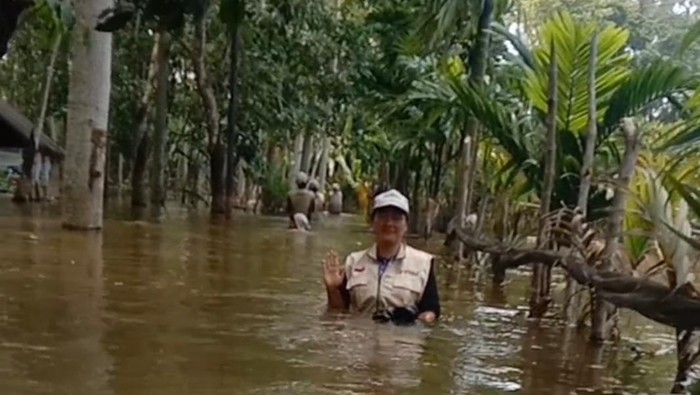 Tim Bawaslu Muba melakukan penertiban APK di tengah banjir di Kecamatan Lais.