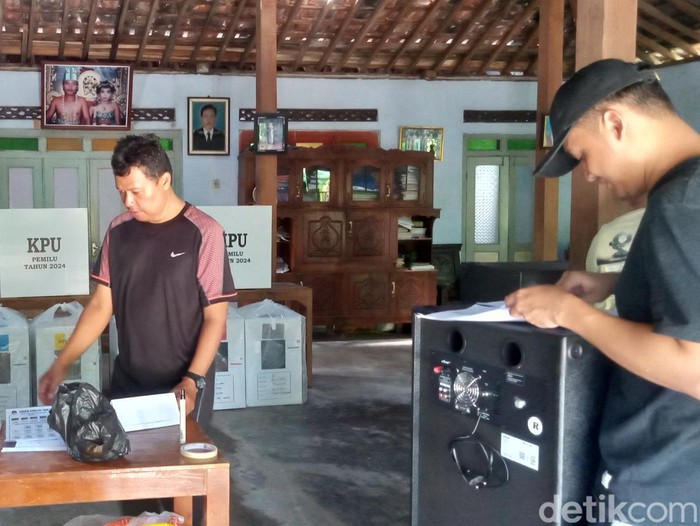 TPS di Desa Planggu, Kecamatan Trucuk, Kabupaten Klaten, yang dekat dengan tanggul Sungai Dengkeng, Selasa (13/2/2024).