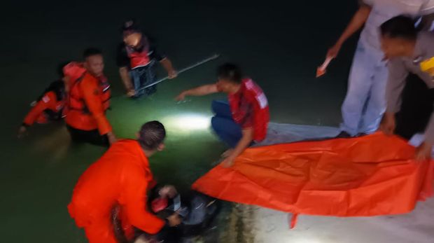 TRC BPBD Blora saat melakukan pencarian remaja tenggelam.