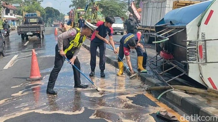 Truk muat solar terguling di Pasuruan