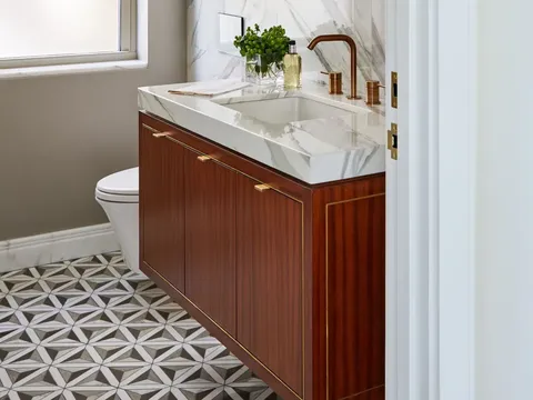 Ubin Mosaik dengan Pola Geometris (Cathrine Ebert Interiors/Kristen Francis)