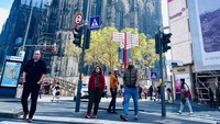 Katedral Koln diapit bangunan yang lebih modern.
