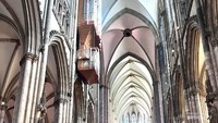 Interior megah di dalam Katedral Koln.