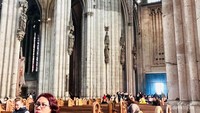 Selain berwisata, turis datang untuk berdoa di Katedral Koln.