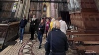 Katedral Koln dikunjungi turis dari berbagai negara.
