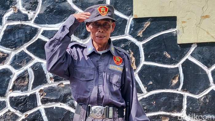 Unen, Hansip Berusia 81 Tahun Asal Kota Cimahi