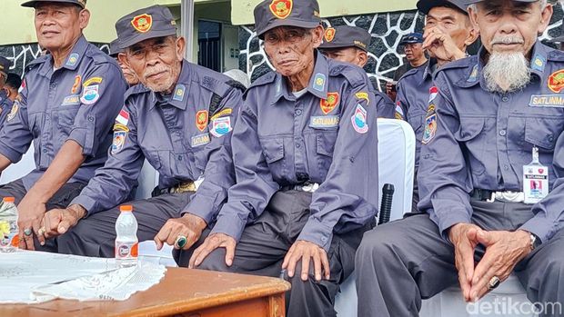Unen, Hansip Berusia 81 Tahun Asal Kota Cimahi