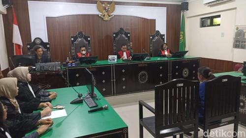 Terdakwa tindak pidana pemilu Ni Komang Puspita yang kedapatan bagi-bagi sembako divonis bebas di PN Mataram, Selasa malam (13/2/204). Foto: (Ahmad Viqi/detikBali).