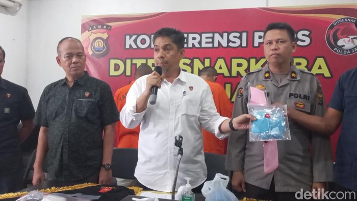 Wadirresnarkoba Polda Jambi AKBP Andi Ichsan menunjukkan barang bukti tablet mengandung sabu.