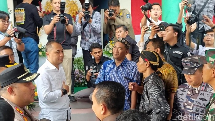 Wali Kota Eri Cahyadi  saat mengecek TPS
