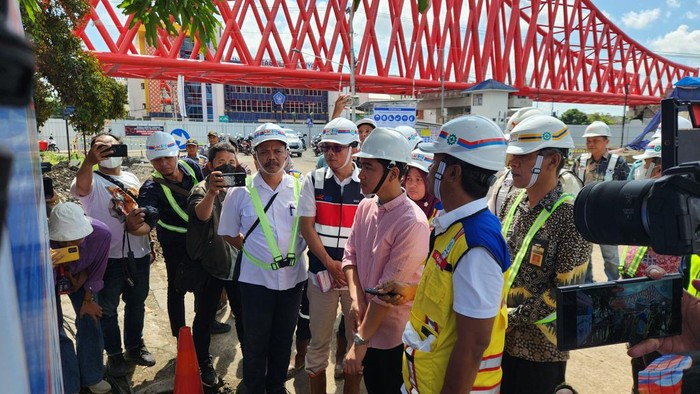 Wali Kota Solo Gibran Rakabuming Raka meninjau pembangunan Simpang Joglo, Solo.