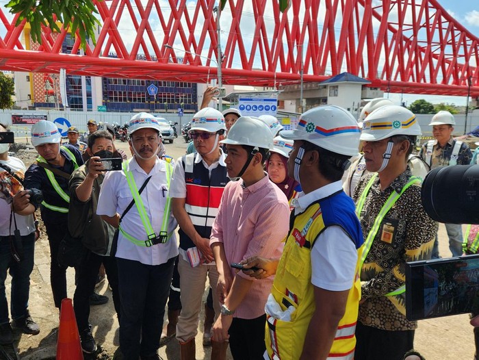 Wali Kota Solo Gibran Rakabuming Raka meninjau pembangunan Simpang Joglo, Solo.
