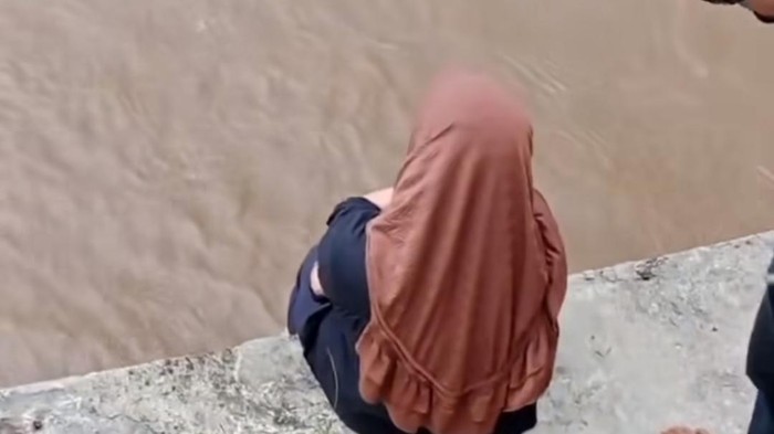 Wanita diduga hendak bunuh diri di Jembatan Musi IV Palembang.