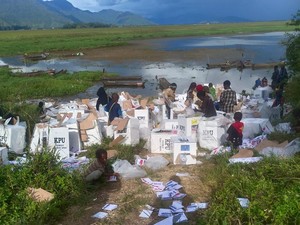 Heboh Warga Paniai Unboxing Logistik Pemilu hingga 125 Kotak Suara Rusak