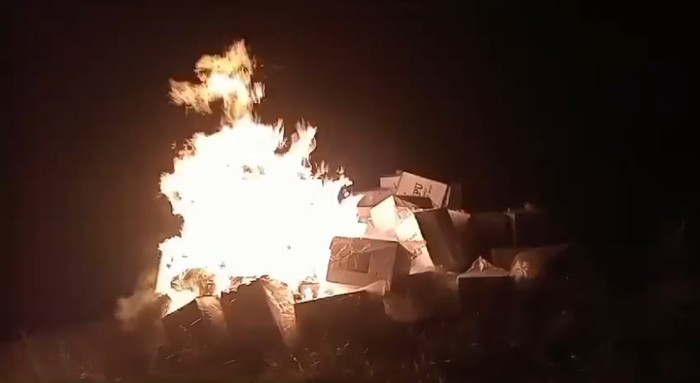 Kotak suara pemilu dibakar oknum warga di Kabupaten Paniai, Papua Tengah. (dok. istimewa)