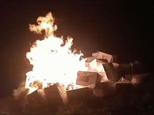 Warga Paniai Unboxing Logistik Pemilu, Bawaslu Telusuri