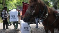 Kelompok Penyelenggara Pemungutan Suara (KPPS) menggunakan kuda untuk mendistribusikan logistik Pemilu 2024 ke TPS di kawasan terpencil.