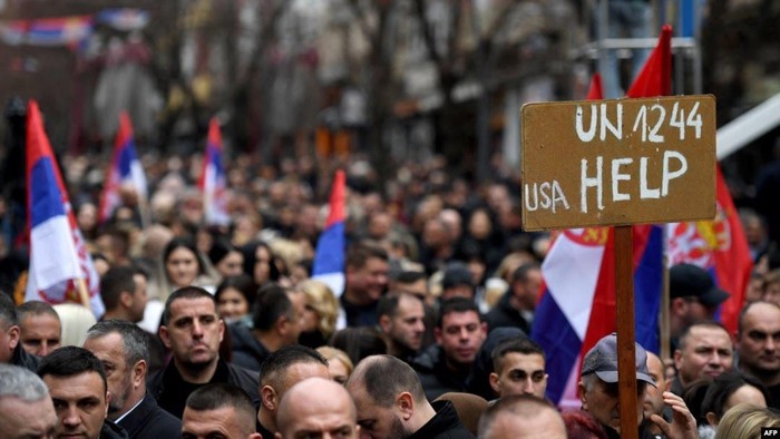 Warga Entis Serbia di Kosovo Berunjuk Rasa