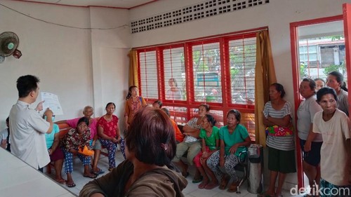 Warga Klungkung yang tercatat dalam DTKS mulai terima pencairan bantuan sosial (bansos) PKH di Kantor Pos, Selasa (13/2/2024).