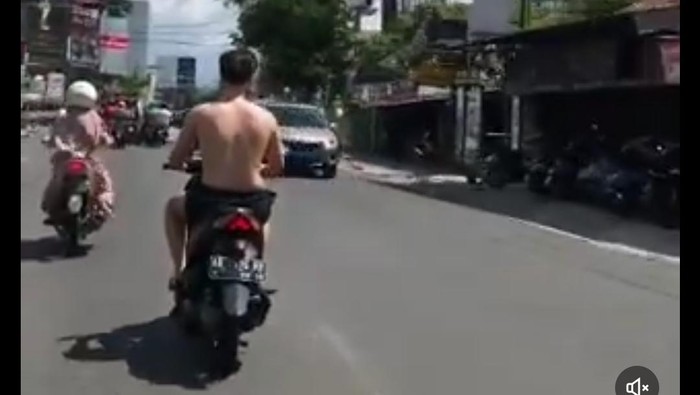 Warga Negara Asing (WNA) menaiki motor dengan telanjang dada dan tak menggunakan helm di Sleman, Jogja.
